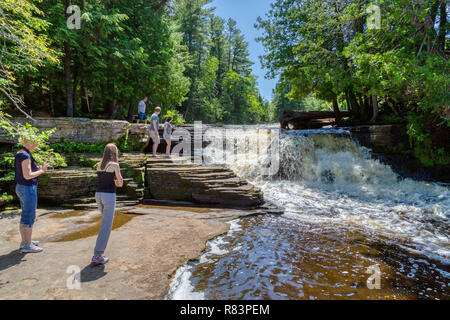 Luglio 2, 2013, paradiso, MI: i visitatori a Michigan's abbassare Tahquamenon Falls, si può arrivare a piedi al cade se stessi, ma è pericoloso e non è consigliata. Foto Stock