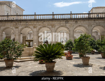 A Montecassino, Italia - 17 Giugno 2017: Chiostro dell abbazia benedettina di Montecassino. Italia Foto Stock