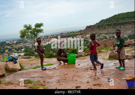 Mali, Africa . Il nero dei bambini che giocano nei pressi di una rudimentale bene in un villaggio vicino a Bamako. Foto Stock