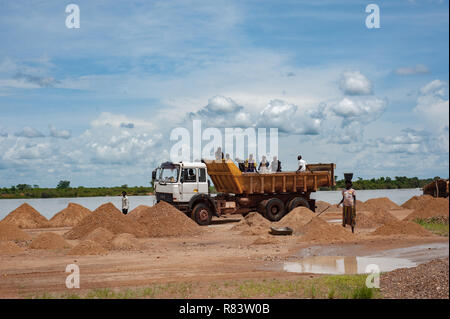 Mali,Africa - africano nero gente che lavora e lo scavo di sabbia con acqua proveniente dal Niger sporco area vicino a Bamako Foto Stock