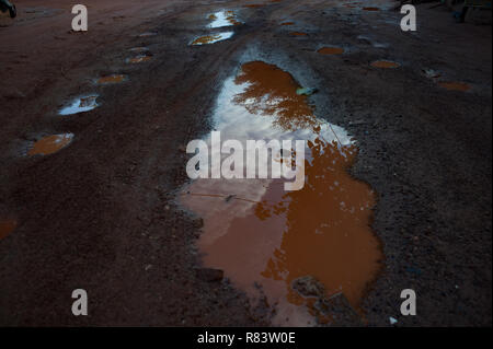 Mali, Africa. Acqua sporca pozzanghere in un villaggio rurale vicino a Bamako Foto Stock