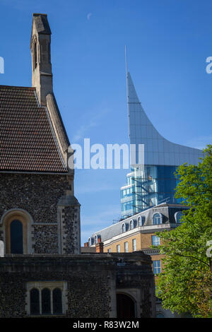 La lama blocco ufficio dal fiume Kennet in Reading, Berkshire con san Giacomo chiesa cattolica romana in primo piano Foto Stock