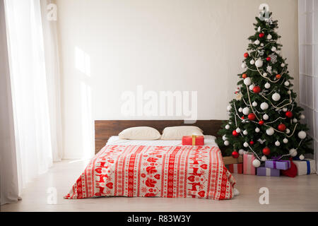 Natale camera da letto con letto doni anno nuovo cartolina ad albero Foto Stock