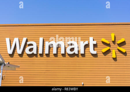 Il 4 settembre 2018 San Jose / CA / STATI UNITI D'AMERICA - Close up Walmart market store segno, South San Francisco Bay Area Foto Stock