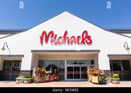 Il 4 settembre 2018 San Jose / CA / STATI UNITI D'AMERICA - Michaels' entrata dello store per una delle loro posizioni nella parte sud di San Francisco Bay Area; Michaels è una catena di vendita al dettaglio Foto Stock