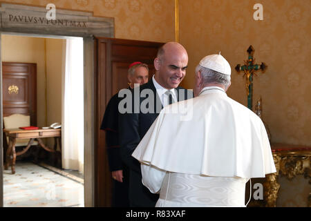 Papa Francesco risponde con la Confederazione svizzera Il presidente Alain Berset e sua moglie Muriel Zeender-Berset durante una udienza privata in Vaticano con il Papa Francesco, Alain Berset dove: Roma, Italia Quando: 12 Nov 2018 Credit: IPA/WENN.com * * disponibile solo per la pubblicazione nel Regno Unito, Stati Uniti, Germania e Austria** Foto Stock