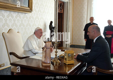 Papa Francesco risponde con la Confederazione svizzera Il presidente Alain Berset e sua moglie Muriel Zeender-Berset durante una udienza privata in Vaticano con il Papa Francesco, Alain Berset dove: Roma, Italia Quando: 12 Nov 2018 Credit: IPA/WENN.com * * disponibile solo per la pubblicazione nel Regno Unito, Stati Uniti, Germania e Austria** Foto Stock