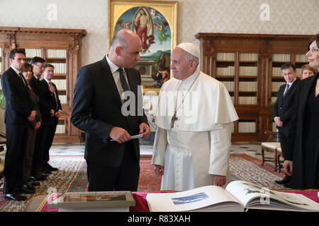 Papa Francesco risponde con la Confederazione svizzera Il presidente Alain Berset e sua moglie Muriel Zeender-Berset durante una udienza privata in Vaticano con il Papa Francesco, Alain Berset dove: Roma, Italia Quando: 12 Nov 2018 Credit: IPA/WENN.com * * disponibile solo per la pubblicazione nel Regno Unito, Stati Uniti, Germania e Austria** Foto Stock