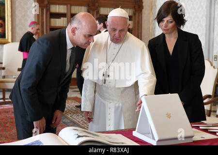 Papa Francesco risponde con la Confederazione svizzera Il presidente Alain Berset e sua moglie Muriel Zeender-Berset durante una udienza privata in Vaticano con il Papa Francesco, Alain Berset, Muriel Zeender-Berset dove: Roma, Italia Quando: 12 Nov 2018 Credit: IPA/WENN.com * * disponibile solo per la pubblicazione nel Regno Unito, Stati Uniti, Germania e Austria** Foto Stock