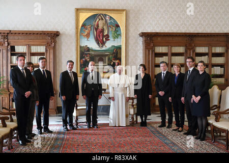 Papa Francesco risponde con la Confederazione svizzera Il presidente Alain Berset e sua moglie Muriel Zeender-Berset durante una udienza privata in Vaticano con il Papa Francesco, Alain Berset, Muriel Zeender-Berset dove: Roma, Italia Quando: 12 Nov 2018 Credit: IPA/WENN.com * * disponibile solo per la pubblicazione nel Regno Unito, Stati Uniti, Germania e Austria** Foto Stock