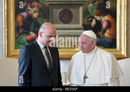 Papa Francesco risponde con la Confederazione svizzera Il presidente Alain Berset e sua moglie Muriel Zeender-Berset durante una udienza privata in Vaticano con il Papa Francesco, Alain Berset dove: Roma, Italia Quando: 12 Nov 2018 Credit: IPA/WENN.com * * disponibile solo per la pubblicazione nel Regno Unito, Stati Uniti, Germania e Austria** Foto Stock