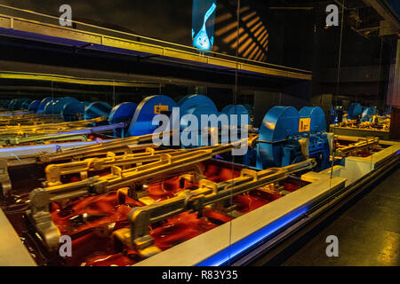 Hershey, PA, Stati Uniti d'America - 11 dicembre 2018: le macchine per la lavorazione di spiegare come si fa il cioccolato durante il mondo del cioccolato ride. Foto Stock