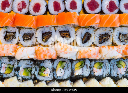 Overhead I sushi giapponesi La cucina del cibo. Maki es rotoli con tonno, salmone e gamberetti, granchi e avocado. Vista superiore del sushi assortiti, tutto quello che potete mangiare al menu. Rainbow s Foto Stock