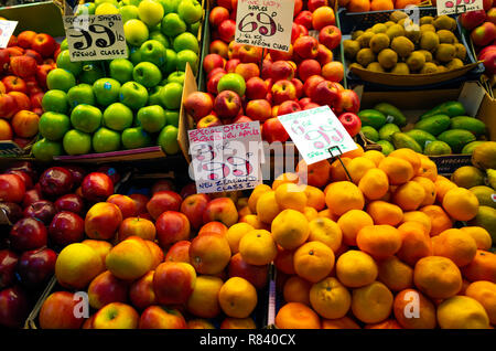 Un assortimento di Mele Kiwi e arance senza semi per la vendita su ortolano stallo in Darlington County Durham segnato a dicembre 2018 prezzi Foto Stock