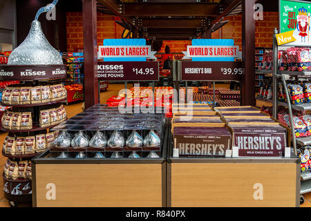 Hershey, PA, Stati Uniti d'America - 11 dicembre 2018: Candy è offerto in vendita per i visitatori al mondo di cioccolato Foto Stock