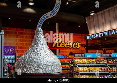 Hershey, PA, Stati Uniti d'America - 11 dicembre 2018: una grande scatola di cioccolatini kiss è sul display nel mondo del cioccolato. Foto Stock