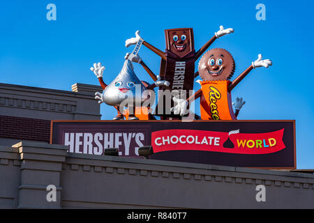 Hershey, PA, Stati Uniti d'America - 11 dicembre 2018: Hershey Candy caratteri sventolare da un tetto all'ingresso al mondo del cioccolato. Foto Stock