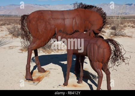 Cavallo di metallo sculture di Ricardo Breceda in prati Galleta in Borrego Springs, CA Foto Stock