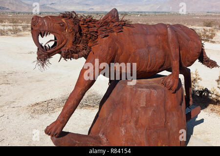 Sabretooth in metallo scultura di Ricardo Breceda in prati Galleta in Borrego Springs, CA Foto Stock