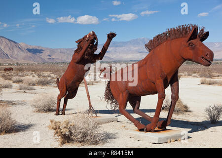 Sabretooth in metallo scultura di Ricardo Breceda in prati Galleta in Borrego Springs, CA Foto Stock