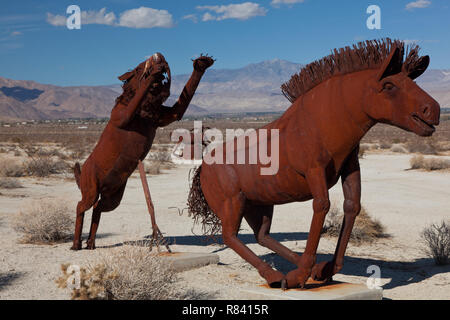 Sabretooth in metallo scultura di Ricardo Breceda in prati Galleta in Borrego Springs, CA Foto Stock