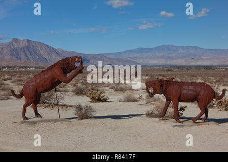 Sabretooth in metallo scultura di Ricardo Breceda in prati Galleta in Borrego Springs, CA Foto Stock