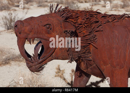 Sabretooth in metallo scultura di Ricardo Breceda in prati Galleta in Borrego Springs, CA Foto Stock