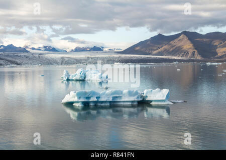 Eisbergs in acqua tranquilla della laguna glaciale Jokulsarlon in Islanda Foto Stock