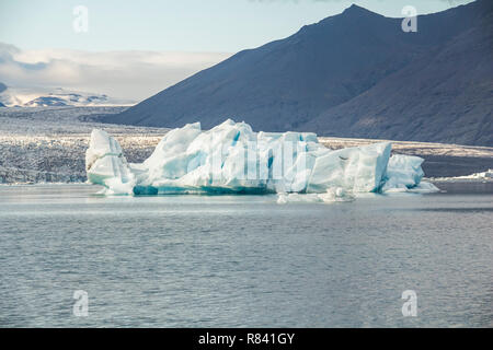 Eisbergs in acqua tranquilla della laguna glaciale Jokulsarlon in Islanda Foto Stock