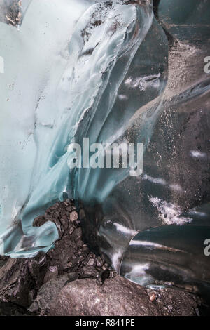 All'interno piccola grotta del ghiacciaio in Islanda Foto Stock