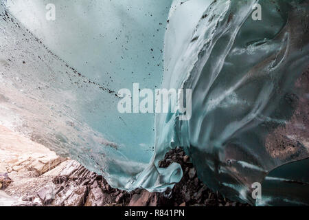 All'interno piccola grotta del ghiacciaio in Islanda Foto Stock