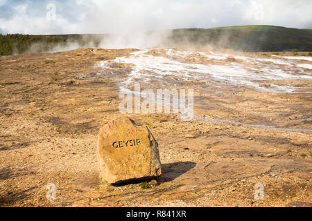 Geysir segno vicino Strokkur in Islanda Foto Stock