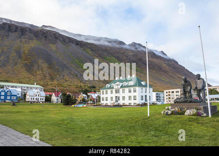 Case islandese nella parte anteriore del fiordo di Isafjordur in Islanda Foto Stock