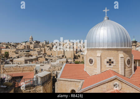 I tetti della Città Vecchia di Gerusalemme, compresa la cupola di Nostra Signora di spasmo, noto anche come Nostra Signora dei Dolori in primo piano Foto Stock