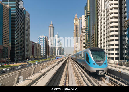 Vista del treno della metropolitana nel centro cittadino di Dubai Foto Stock