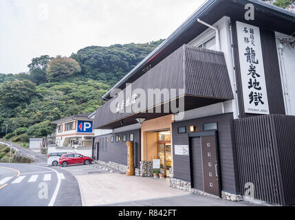 Beppu, Oita, Giappone, 8 Novembre 2018: Tatsumaki Jigoku (Tornado Inferno) fontana in autunno, che è uno dei più famosi hot springs viewpoint, ri Foto Stock