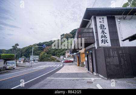 Beppu, Oita, Giappone, 8 Novembre 2018: Tatsumaki Jigoku (Tornado Inferno) fontana in autunno, che è uno dei più famosi hot springs viewpoint, ri Foto Stock