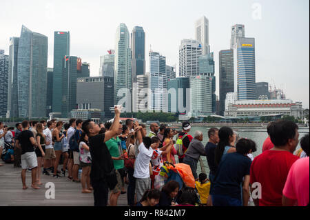 04.08.2018, Singapore, Repubblica di Singapore, in Asia - I visitatori seguire un'antenna di manovra del Singapore Airforce su Marina Bay. Foto Stock