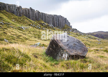 Roccia nel paesaggio di scogliere Gerduberg, Snaefellsnes in Islanda Foto Stock