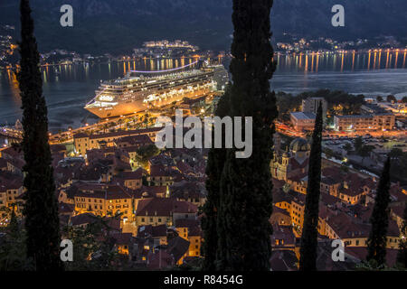 Baia di Cattaro (Boka Kotorska), Montenegro, 23 settembre 2018: Vista notturna della nave da crociera MSC SINFONIA ormeggiata nel porto di Cattaro Foto Stock