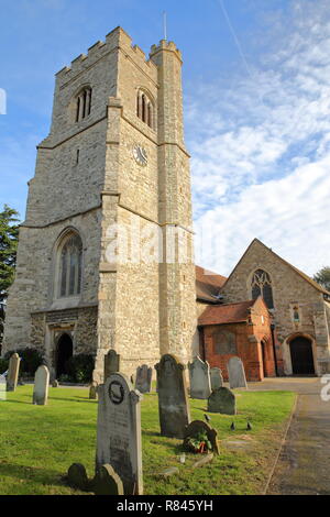 LEIGH ON SEA, Regno Unito - 3 Novembre 2018: San Clemente chiesa situata sulla collina della chiesa con tombe in primo piano Foto Stock