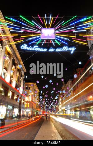 2018 Le luci di Natale lungo Oxford Street verso Oxford Circus, da Soho, Londra, Regno Unito. Foto Stock