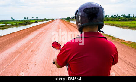 Lago Tonle Sap, Siem Reap Provincia, in Cambogia. Taxi asiatici rickshaw Tuk Tuk Foto Stock