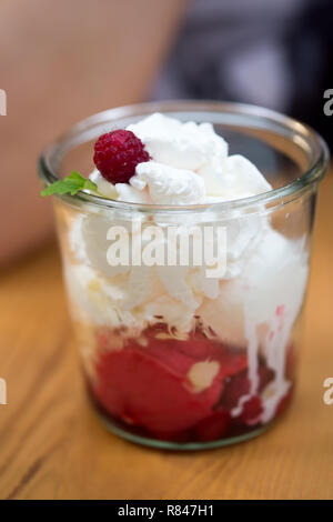 Dessert al lampone con panna montata e lampone Foto Stock