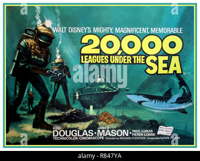 Poster del film vintage 1954 20000 leghe sotto il mare di Jules Verne, con Kirk Douglas James Mason Paul Lukas Peter Lorre Twenty Thousand Leagues Under the Seas: a Tour of the Underwater World un classico romanzo di fantascienza dello scrittore francese Jules Verne pubblicato nel 1870, film prodotto da Walt Disney Productions Foto Stock