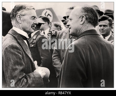 CHAMBERLAIN 1938 il Primo Ministro inglese Neville Chamberlain chat con il Ministro degli Esteri tedesco Joachim von Ribbentrop al suo arrivo all'aeroporto di Monaco di Baviera, Germania sett. 15, 1938 "La pace nel nostro tempo" Il Primo Ministro Neville Chamberlain aveva apparentemente soccorrere l'Europa con l'accordo di Monaco di Baviera, consentendo a Hitler a allegato il Sudetenland, ma il pubblico ha pensato il pezzo di carta ha sventolato sul suo ritorno nel Regno Unito per essere quasi inutile... Foto Stock