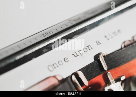 Dettaglio di "una volta" favola apertura di testo su carta bianca stampata con stile vecchia macchina da scrivere Foto Stock