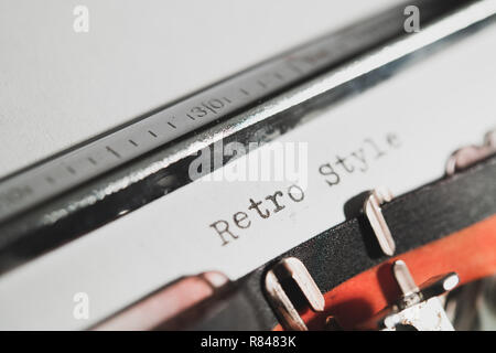 "Stile retrò' messaggio di testo su carta bianca da macchina da scrivere vintage classic dettaglio Foto Stock