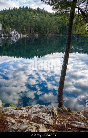 Riflessioni sul lago Bunnyrabbit, La Cloche Silhouette Trail, Killarney Provincial Park, Ontario, Canada Foto Stock