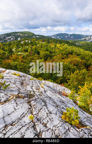 Bianco affioramenti di quarzite, La Cloche Silhouette Trail, Killarney Provincial Park, Ontario, Canada Foto Stock